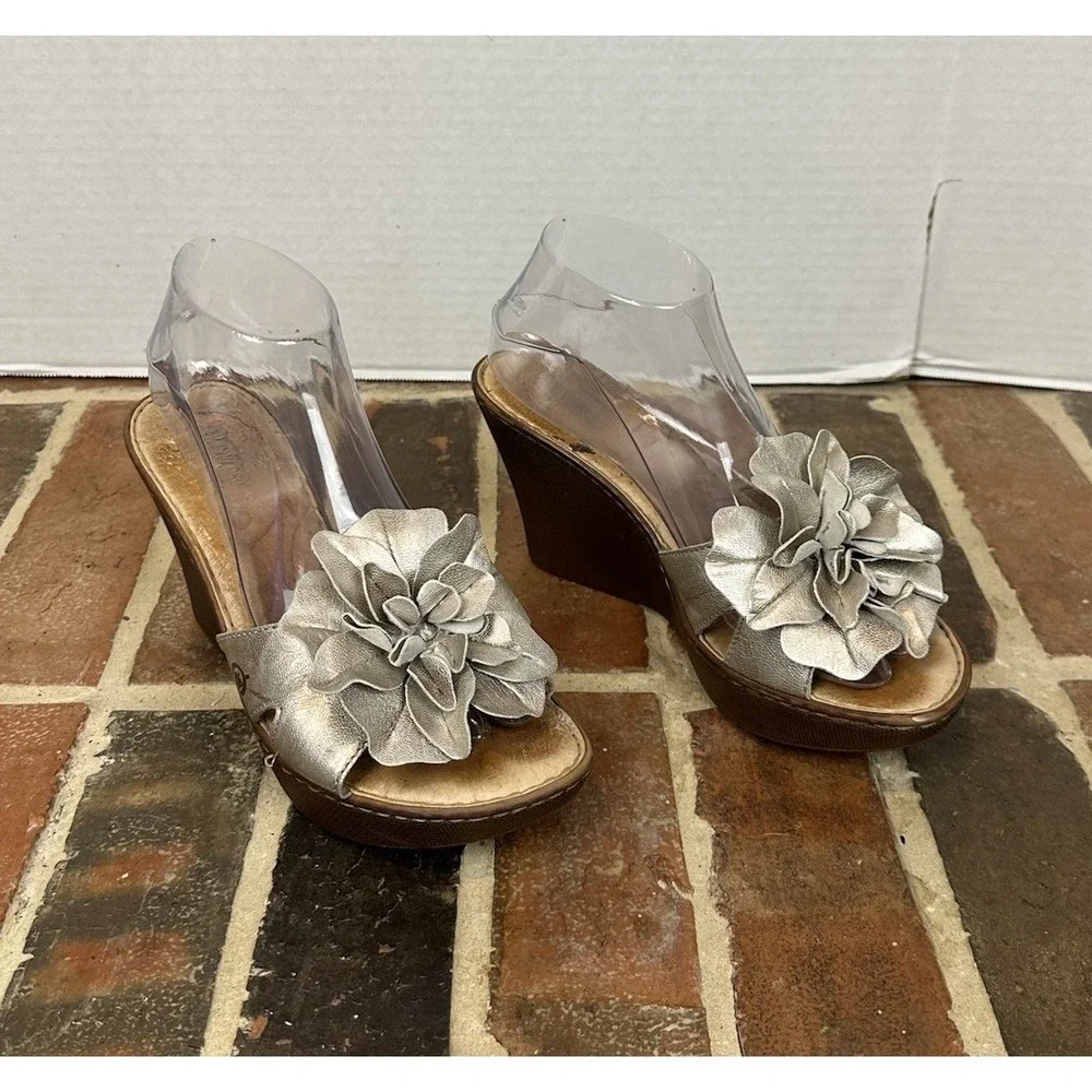 BORN‎ Metallic Gold Leather Wedge Heels Sandals Flower Slide Open Toe Women's 8